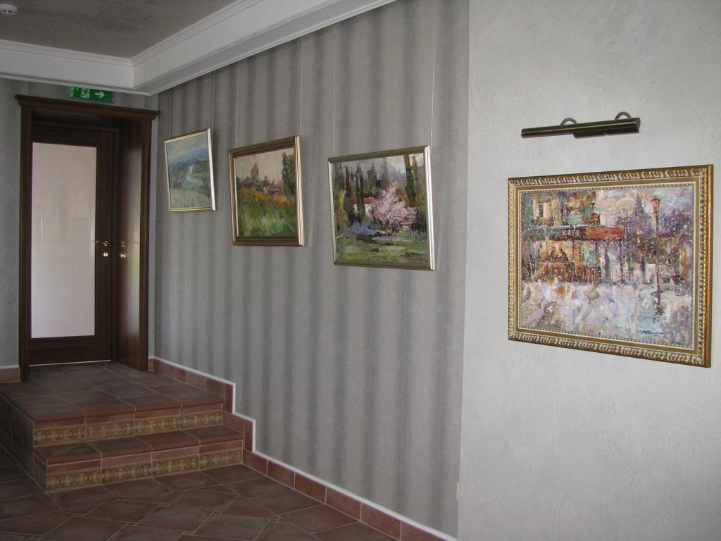 Kera Hotel Nesterenki Exteriör bild
