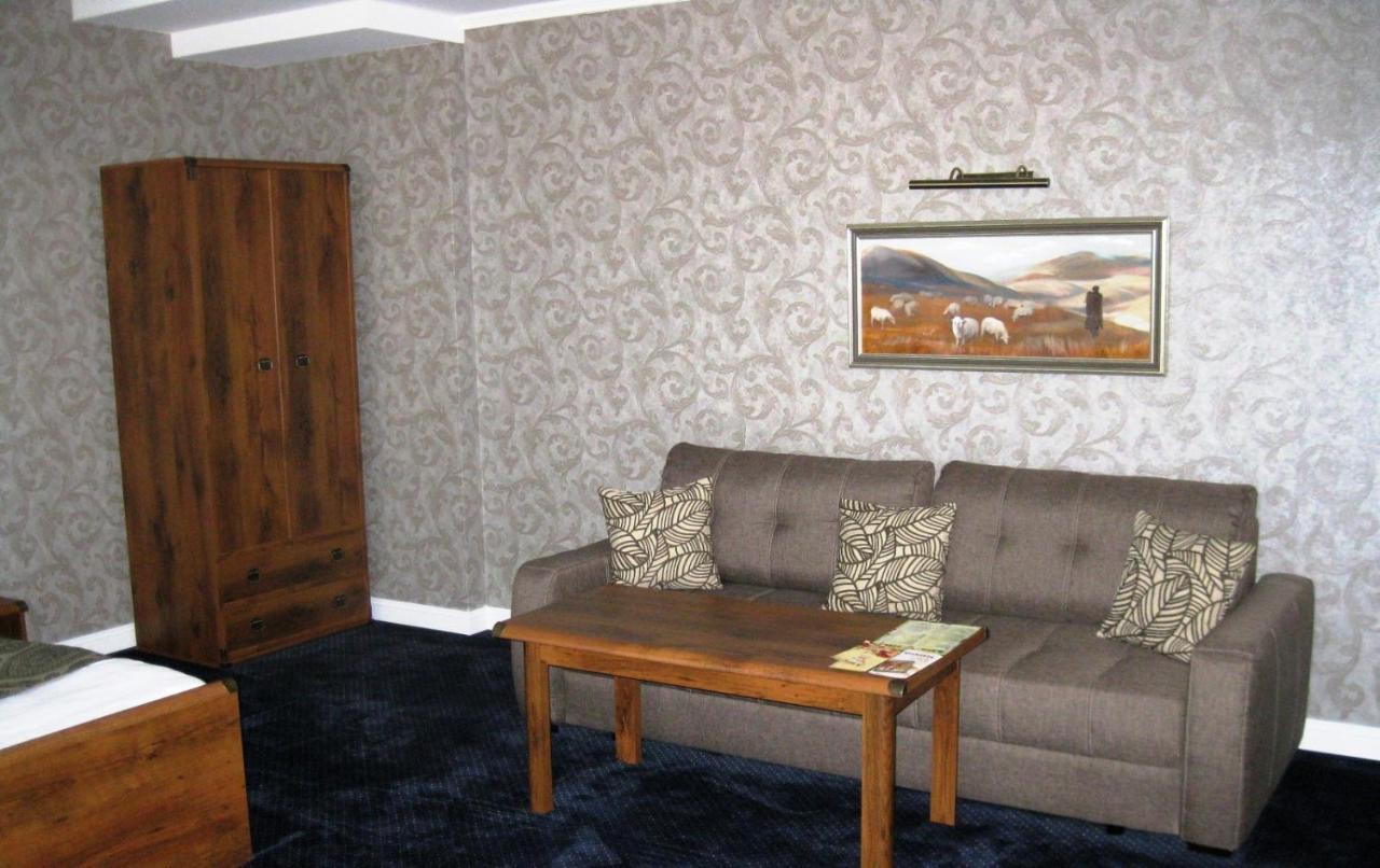 Kera Hotel Nesterenki Exteriör bild