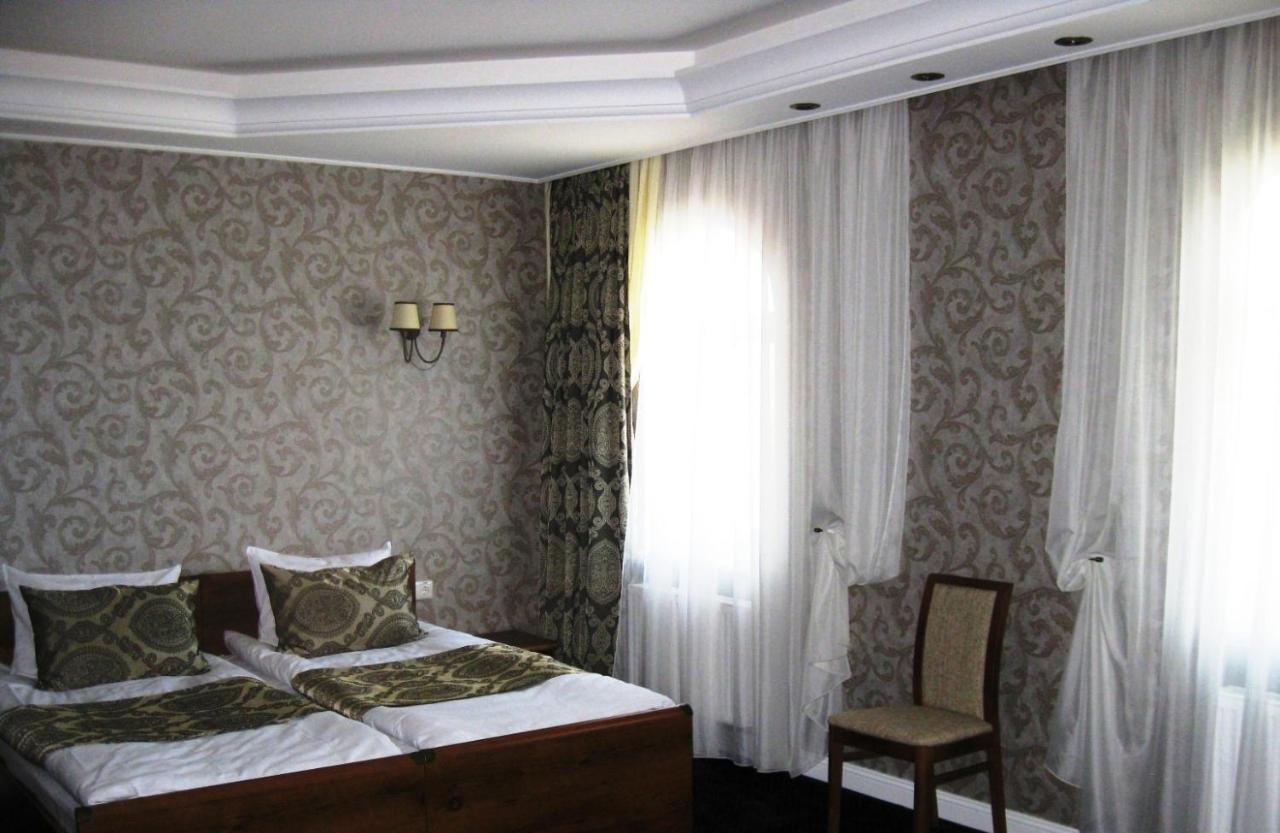 Kera Hotel Nesterenki Exteriör bild